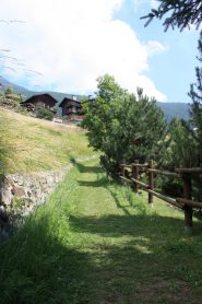 ...IL SENTIERO CHE SALE ALLA CHIESA DI LA MAGDALEINE...