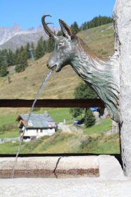 ...IN FRAZIONE CREPIN TROVIAMO L' ACQUA AD UNA DELLE PARTICOLARI FONTANE DI CHAMOIS...