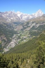...VALTOURNANCHE VISTA DA UNO DEI PUNTI PANORAMICI LUNGO IL SENTIERO PER LA FRAZIONE DI CHENEIL...