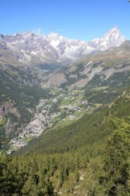 ...VALTOURNANCHE VISTA DA UNO DEI PUNTI PANORAMICI LUNGO IL SENTIERO PER LA FRAZIONE DI CHENEIL...