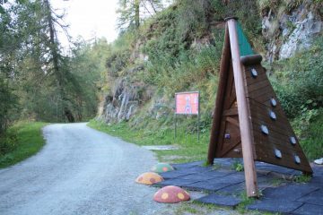 ...LUNGO LA PODERALE PER CHAMOIS UNA PICCOLA PALESTRA ARTIFICIALE D' ARRAMPICATA...
