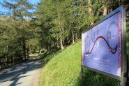 ...LUNGO LA PODERALE PER CHAMOIS UNA DELLE TABELLE SCRIVE DI ENERGIA E DI MOUNTAIN BIKE...