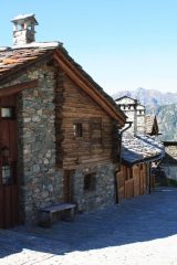 ...ARCHITETTURA DI MONTAGNA, BEN RESTAURATA, IN FRAZIONE CREPIN...