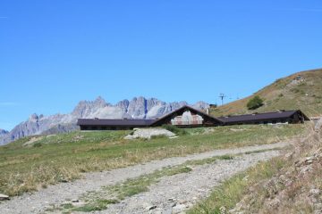 ...DAL MODERNO ALPEGGIO GLAVIN LA PODERALE PORTA AGLI IMPIANTI SCIISTICI DI CHAMOIS...