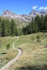 ...L' ULTIMO TRATTO DEL SENTIERO CHE SCENDE ALLA FRAZIONE DI CHENEIL PARE DISEGNATO DAL PENNELLO DI UN PITTORE...