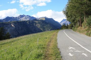 ...UNA PARVENZA DI PISTA CICLABILE SULLA STRADA VERSO LA FRAZIONE DI VEUILLEN...MEGLIO DI NIENTE...