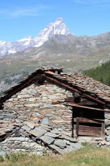 ...DALLE PRIME BAITE DELLA FRAZIONE DI CHENEIL SI VEDE L' ARRIVO DELL' OVOVIA DELLE CIME BIANCHE...