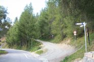 ...IN FRAZIONE VEUILLEN TROVIAMO LA PODERALE IN PIANO, CHIUSA AI MEZZI, CHE PORTA A CHAMOIS...