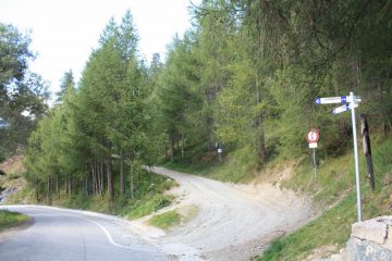 ...IN FRAZIONE VEUILLEN TROVIAMO LA PODERALE IN PIANO, CHIUSA AI MEZZI, CHE PORTA A CHAMOIS...
