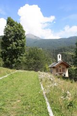 ...LA CHIESETTA DELLA FRAZIONE DI HERIN NEI CUI PRESSI SI TROVA IL SENTIERO CHE SALE A LA MAGDALEINE...