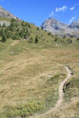 ...IL SENTIERO CHE SALE I PRATI SOPRA LA CHIESETTA DI CHENEIL....