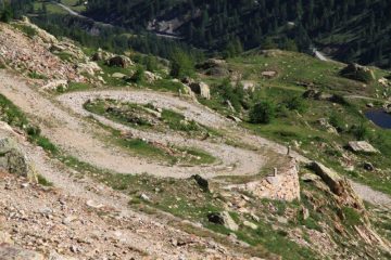 Tornanti della strada militare per il colle