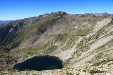 Lago di Lausfer soprano e testa Rognosa della Guercia