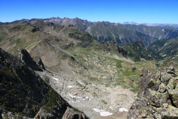 Dalla cima vista sul sentiero dal colle del Saboulè verso il passo di Tesina con il vallone omonimo 