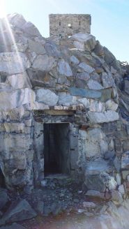 Ingresso centro di fuoco n° 6 sotto il forte