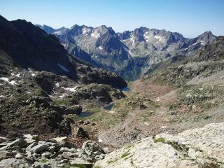 guardando indietro dal Colle, verso i laghi di Valrossa
