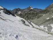 In fondo a dx il colle e dietro la Becca di Luseney