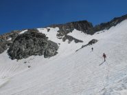 La costola rocciosa superata sulla pietraia a centro foto