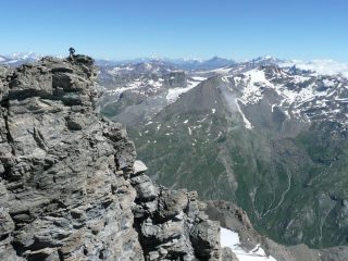 La cima, verso Grivola e Gran Paradiso