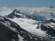 La piramide del Rocciamelone, Monviso in fondo a destra