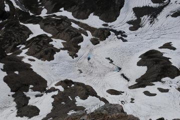 Visto dalla vetta, il lago di Bonalex ancora innevato