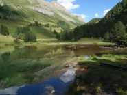 riflessi sul lago in discesa dal passo