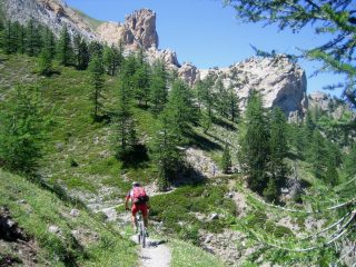 il sentiero che attraversa a mezza costa la parete della G. Mezzodì