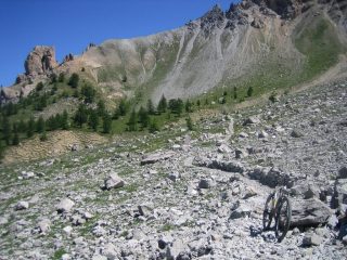 sulla sinistra la Tour Jaune de Barrabas