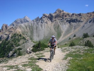 al centro la Guglia del Mezzodì