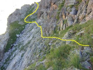 Dopo il pendio erboso comba verso la cengia canale