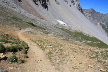 sentiero che scende dal colle rho in francia