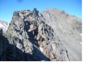 Tutta la cresta in prospettiva dal basso al centro e' il 