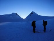 Il sorgere del sole incorniciato dalla punta Gnifetti (sx) e la punta Parrot (dx).