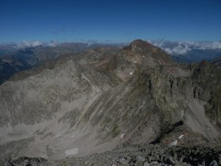 dalla vetta, vista sul versante di salita dopo la Bassa della Lausa...un lungo traverso su pendio ripido