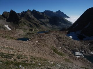salendo alla Bassa della Lausa, vista sui laghi sup. di Valscura, uno ancora in disgelo