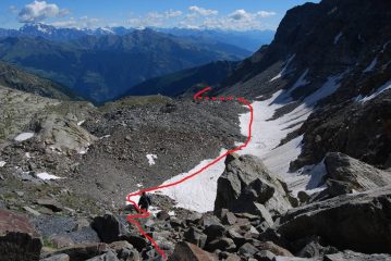 La via di discesa vista dal passo: raggiunta la sella erbosa si scollina sul sentiero dell’Alta Via 2