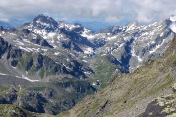 I laghi di Bella Comba ed il Colle della Louie Blanche visti da sopra il Passo di Leseney. 