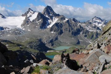 Frank al Passo di Leseney; laghi, Grand Assaly e Col Tachuy sullo sfondo
