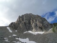la via attacca al centro del pilastro triangolare a sinistra