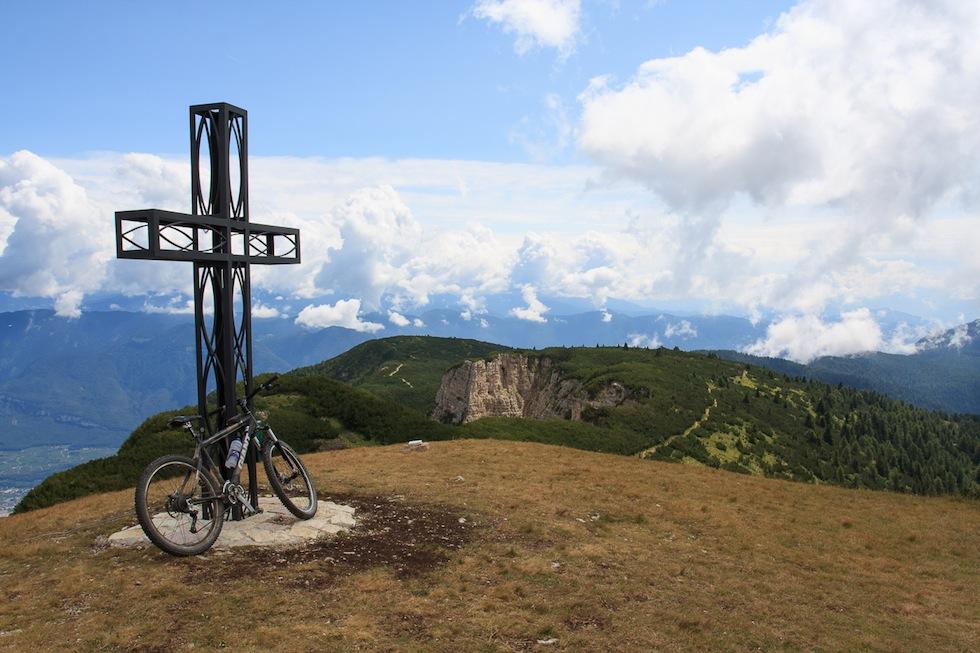 vetta e sullo sfondo il singletrack di discesa