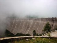 La diga avvolta nella nebbia