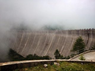 La diga avvolta nella nebbia