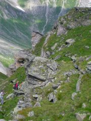in salita per ripidi erbosi verso il Monte Rodzo...
