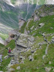 in salita per ripidi erbosi verso il Monte Rodzo...