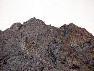 a sx il gran diedro vicino al quale passa la via