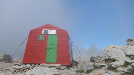 Dietro il bivacco il cielo sereno