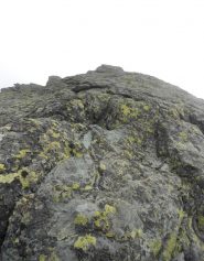 bella roccia compatta in cresta