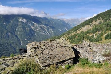 panorama verso il Pelvo d'Elva dalle Grange Cruset