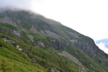 al centro della foto si distingue appena, mimetizzata, l'Alpe Cortenero