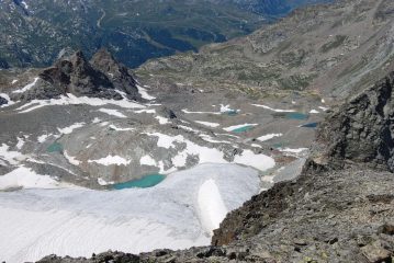 Visto dalla vetta, lo splendido scenario dei laghi di Uselettes